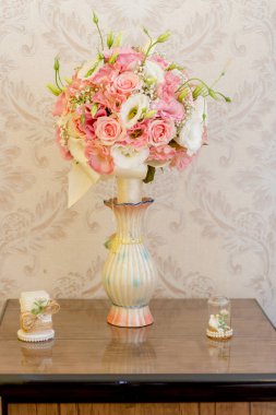 Güzel bridayl buket cam vazo içinde sunulan