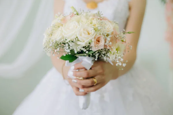 Mariée Tenant Son Bouquet — Photo