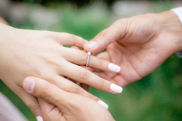 Garçon Met Une Bague Fiançailles Dans Nature — Photo