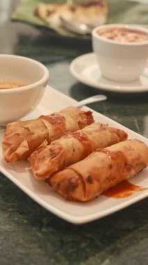 kahve ve kahvaltı ve rulolar