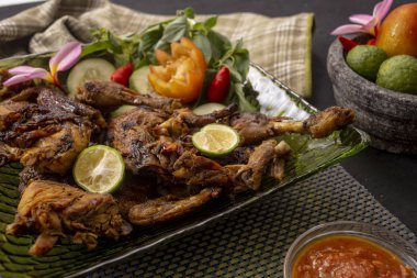 Kavrulmuş tavuk Endonezya gıda ve tarifi