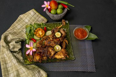 Kavrulmuş tavuk Endonezya gıda ve tarifi