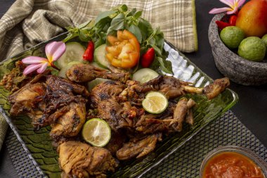 Kavrulmuş tavuk Endonezya gıda ve tarifi