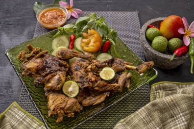 Kavrulmuş tavuk Endonezya gıda ve tarifi
