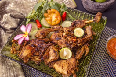 Kavrulmuş tavuk Endonezya gıda ve tarifi