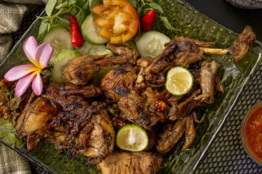 Kavrulmuş tavuk Endonezya gıda ve tarifi