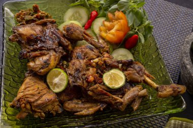 Kavrulmuş tavuk Endonezya gıda ve tarifi