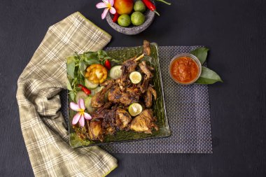 Kavrulmuş tavuk Endonezya gıda ve tarifi