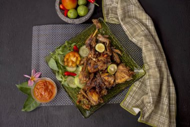 Kavrulmuş tavuk Endonezya gıda ve tarifi