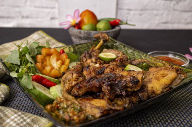 Kavrulmuş tavuk Endonezya gıda ve tarifi