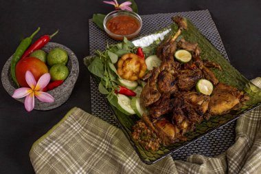 Kavrulmuş tavuk Endonezya gıda ve tarifi