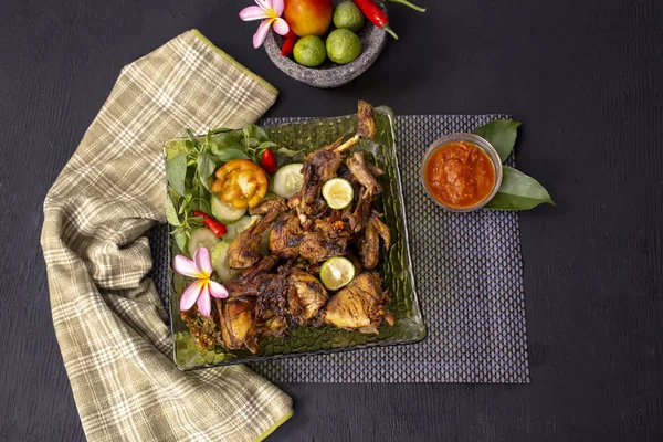 Kavrulmuş tavuk Endonezya gıda ve tarifi