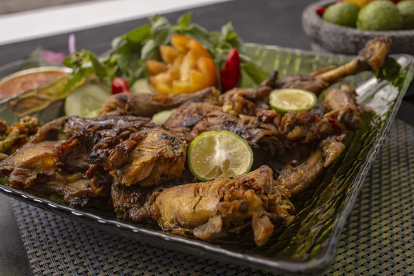 Kavrulmuş tavuk Endonezya gıda ve tarifi