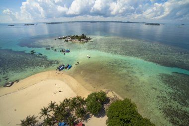 Belitung 'un Plajı-deniz feneri manzarası