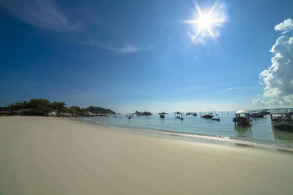 Tanjung Kelayang Beach denize Tur atlamalı bir ada için götürecek tekne demirleyen veya bağlantılı nerede ana plaj var. Yumuşak ince beyaz kum ve oldukça temiz plaj kendisi olduğunu.