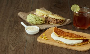 Çeşitli Venezuela ve Kolombiya yemekleri, arepa de choclo, peynir, c
