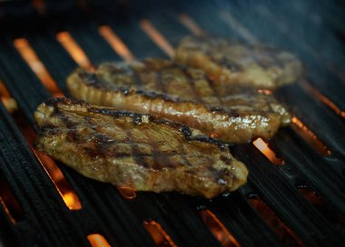 Izgara picaa et ile kesilmiş ateş ve siyah arka planda duman  