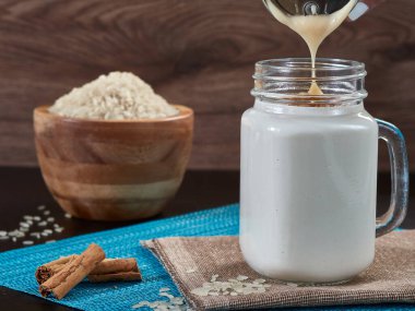 Chicha de Arroz 'a yoğunlaştırılmış süt yerleştirildiğinde tarçın tipik Venezuela içeceği de mısırla yapılır.