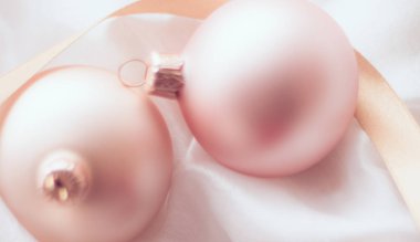 Şenlikli tatil dekorasyon ve hediyeler, Noel zamanı atmosferi çevresinde