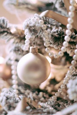 Şenlikli tatil dekorasyon ve hediyeler, Noel zamanı atmosferi çevresinde