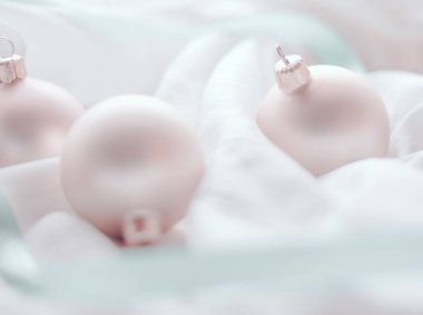 Şenlikli tatil dekorasyon ve hediyeler, Noel zamanı atmosferi çevresinde