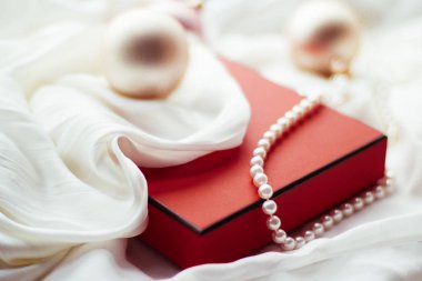 Şenlikli tatil dekorasyon ve hediyeler, Noel zamanı atmosferi çevresinde