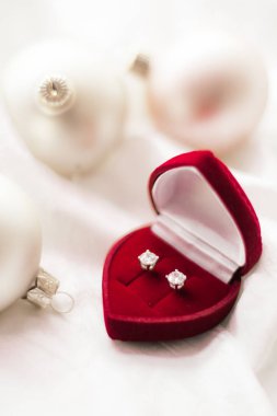 Zarif dimond mücevherler, onun için mükemmel bir tatil hediye Noel