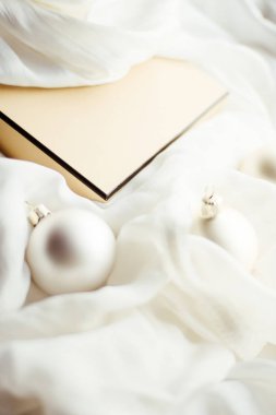 Şenlikli tatil dekorasyon ve hediyeler, Noel zamanı atmosferi çevresinde