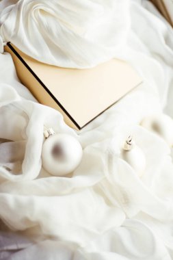 Şenlikli tatil dekorasyon ve hediyeler, Noel zamanı atmosferi çevresinde