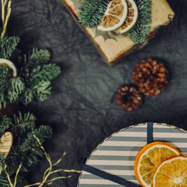 Şenlikli tatil dekorasyon ve hediyeler, Noel zamanı atmosferi çevresinde