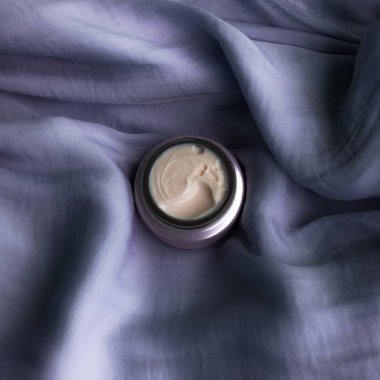 Lüks yüz kremi yumuşak ipek - yaşlanma karşıtı ürünler, kozmetik ve güzellik kavramı tarz