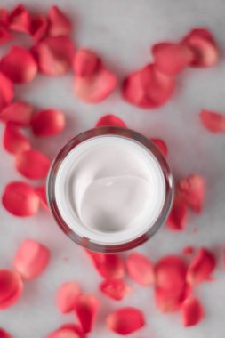 Luxe face krem ve gül yaprakları - çiçekli kozmetik güzellik kavramı tarz
