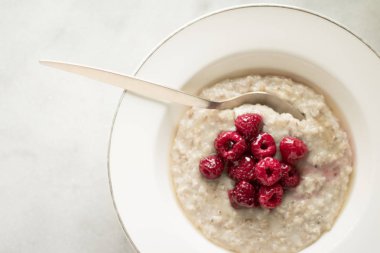 Ev yapımı rustik sağlıklı kahvaltı tasarımlı kavram - ahududu ve ballı yulaf ezmesi