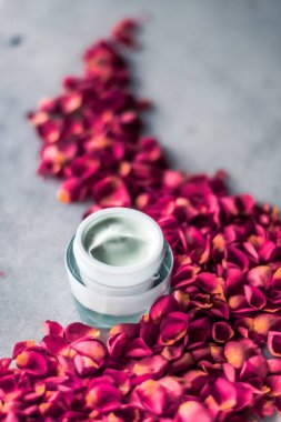 Luxe face krem ve gül yaprakları - çiçekli kozmetik güzellik kavramı tarz