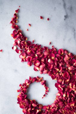 gül yaprakları üzerinde mermer flatlay - düğün, tatil ve çiçek arka plan tarz kavramı