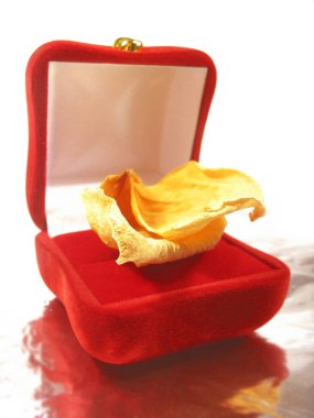 Onun tasarımlı kavram - mücevher kutusu ve gül yaprakları için takı ve lüks hediye