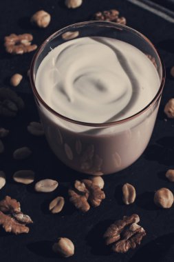 süt ve rustik çiftlik yiyecek konsepti - taze yoğurt ve fındık, zarif görsel tarz