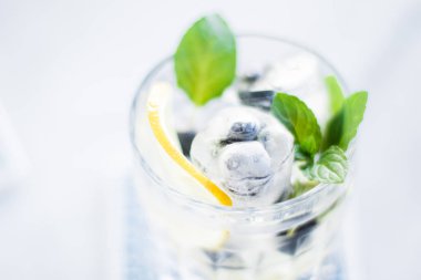 içecekler, kokteyller ve kutlama tasarımlı kavram - yaz kokteylleri misafir, ev partisi, zarif görseller için