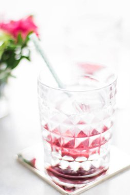 içecekler, kokteyller ve kutlama tasarımlı kavram - ev yapımı kokteyl tarifi, zarif görseller