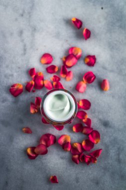 Luxe face krem ve gül yaprakları - çiçekli kozmetik güzellik kavramı, zarif görsel tarz