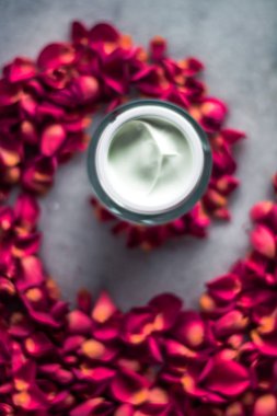 Luxe face krem ve gül yaprakları - çiçekli kozmetik güzellik kavramı, zarif görsel tarz