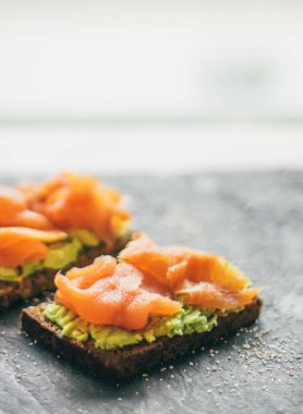 Füme somon sandviç - sağlıklı aperatifler ve ev yapımı yiyecek tasarımlı kavram, zarif görseller