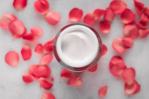 Crema Facial Lujo Pétalos Rosa Cosméticos Con Flores Estilo Concepto — Foto de Stock