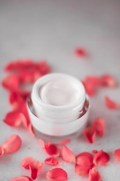 Crème Visage Luxe Pétales Rose Cosmétiques Avec Des Fleurs Concept — Photo