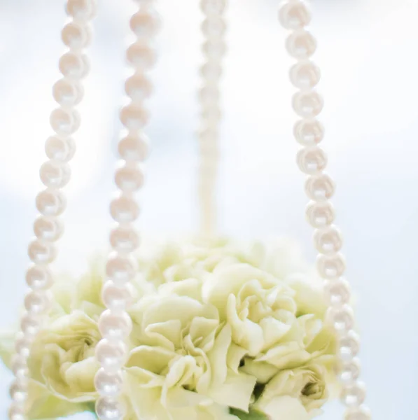 新娘花束与珍珠 节日和花卉花园风格的概念 优雅的视觉效果 — 图库照片