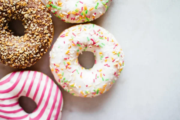 Beignets Colorés Pâtisserie Concept Style Alimentaire Sucré Visuels Élégants — Photo