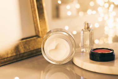 lüks kozmetik ürünleri, Anti-yaş nemlendirici - güzellik, kozmetik ve cilt bakım kavramı, zarif görsel tarz