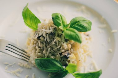 Avrupa ve Akdeniz yemekleri kavramı - mantarlı risotto tarifi, zarif görsel tarz