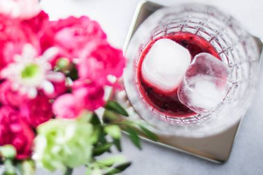 içecekler, kokteyller ve kutlama tasarımlı kavram - ev yapımı kokteyl tarifi, zarif görseller