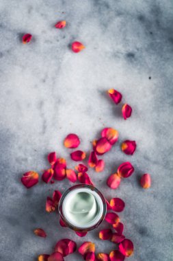 Luxe face krem ve gül yaprakları - çiçekli kozmetik güzellik kavramı, zarif görsel tarz